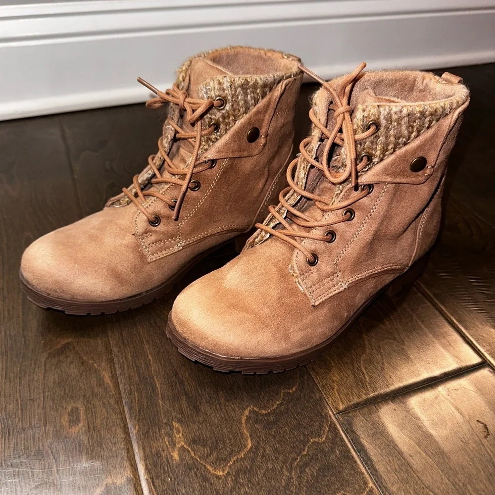 Rock & Candy Tavin Knit Cuff Lace Up Ankle Boot Taupe Beige Faux Suede Size 7.5